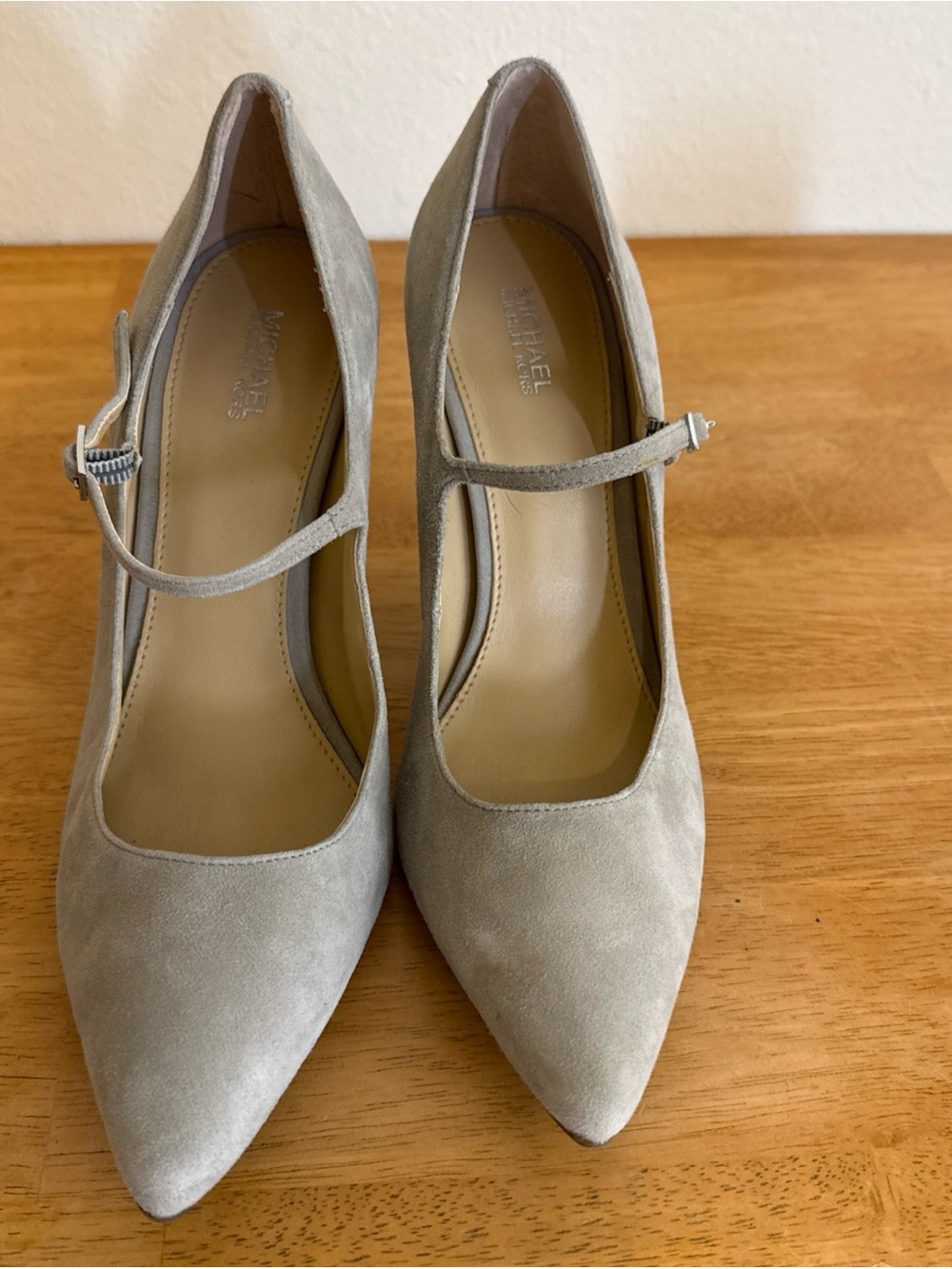 Michael Kors Taupe Beige Pointed Toe Heels Strap Buckle 8.5 4” Heel - Picture 2 of 9